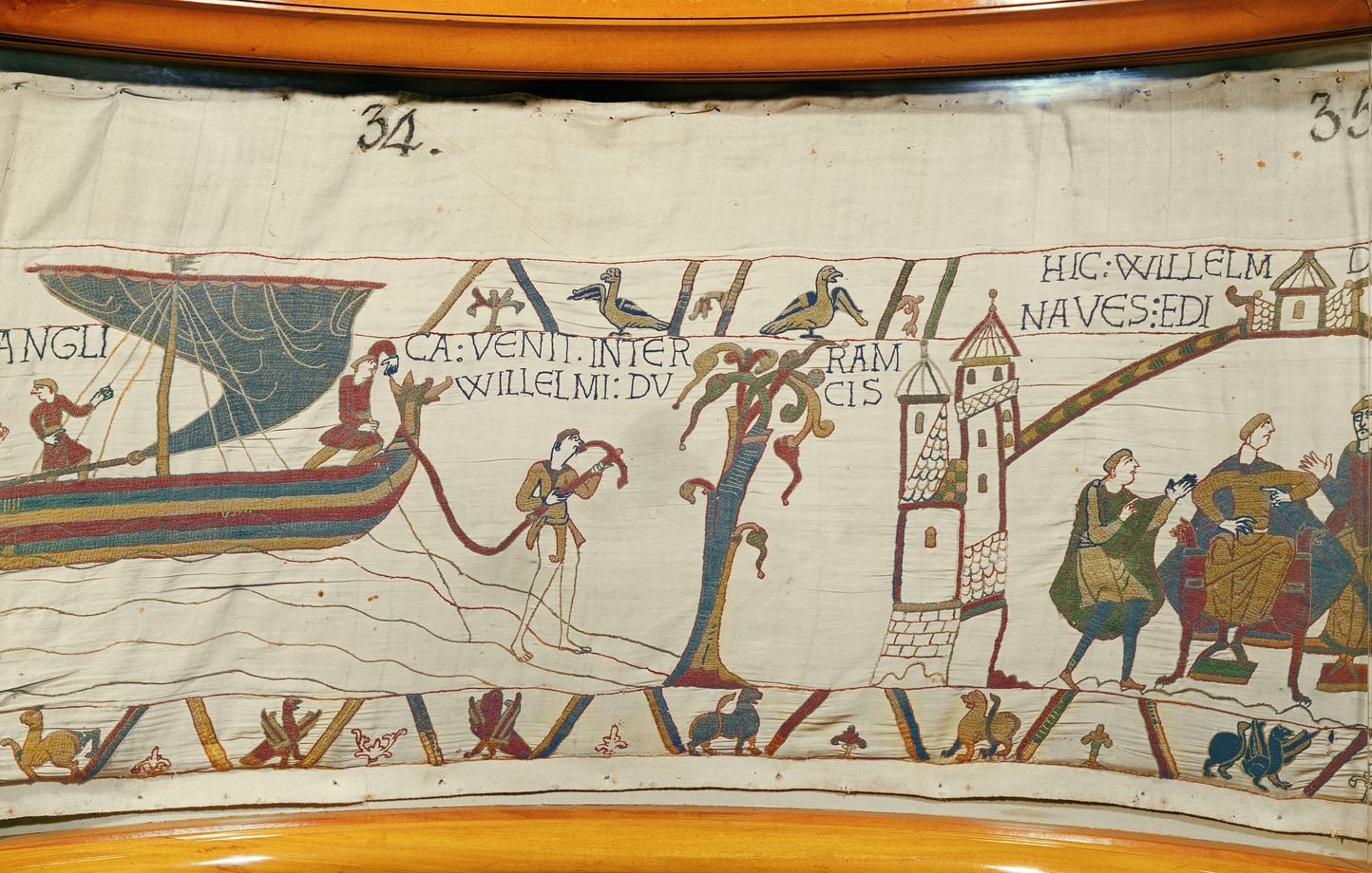 Ha comenzado el delicado y criticado traslado del tapiz de Bayeux a Londres Ha comenzado el delicado y criticado traslado del tapiz de Bayeux a Londres